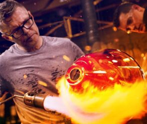 "Viewers Critique Judges' Subjectivity on Netflix's 'Blown Away' Glassblowing Competition"